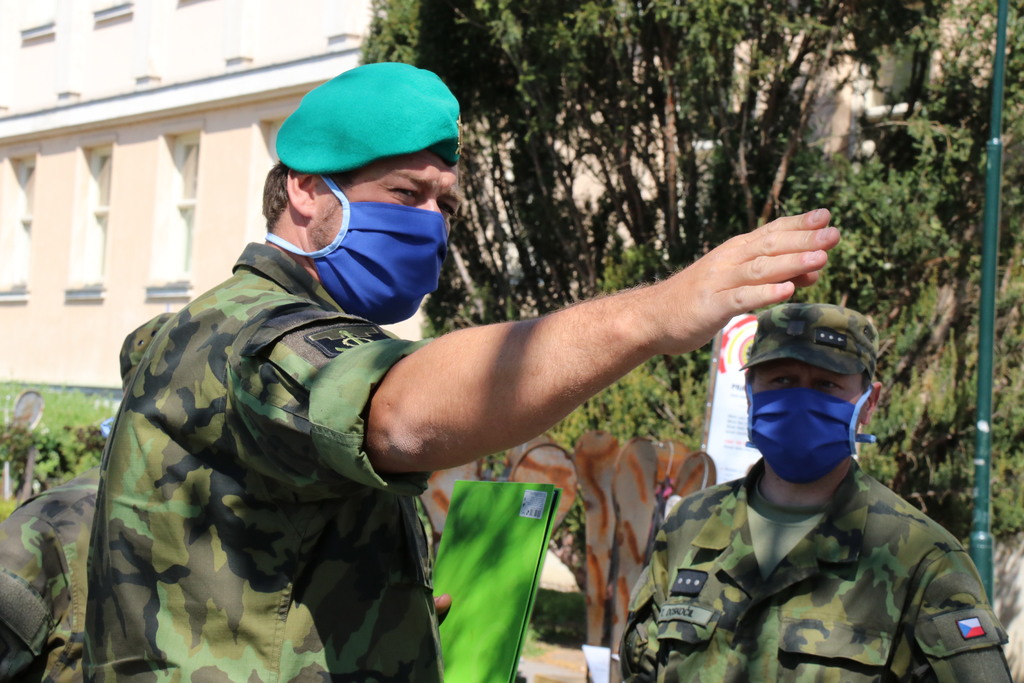 Velitel roty logistiky 151. ženijního praporu kapitán Lukáš Vrchota řídí jednotlivé fáze budování základny