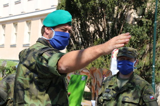 Velitel roty logistiky 151. ženijního praporu kapitán Lukáš Vrchota řídí jednotlivé fáze budování základny