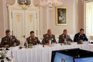  Maďarská delegace v čele s generálporučíkem Ferencem Koromem