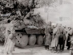 Fotografie - útočné vozy pražských povstalců