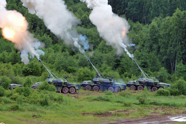 Dělostřelecké salvy ze 152mm samohybných houfnic uvedly slavnostní defilé jednotek