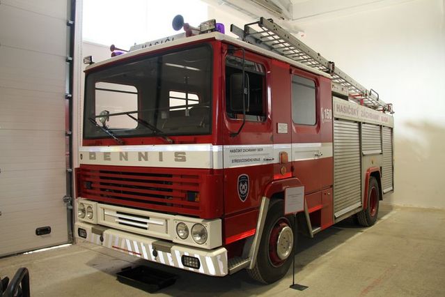 Cisternová automobilová stříkačka Dennis, dar hasičů z hrabství Nottingham v půlce 90. let 20. století