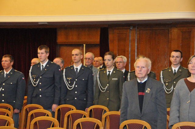 Slavnostního setkání se v hlavním sále MO zúčastnili i studenti Univerzity obrany z Brna