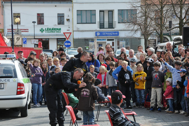 Do ukázky se podařilo kynologům Vojenské policie vtáhnout velké i malé diváky
