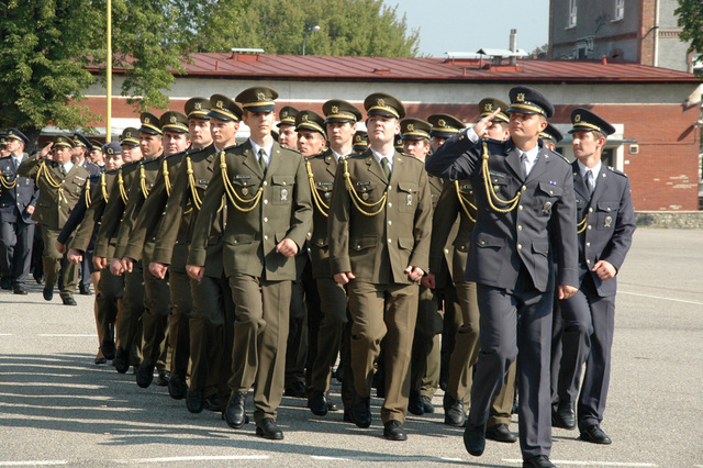 Vyřazení absolventů zakončil slavnostní vojenský pochod.