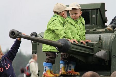Snímky zachycují dětské návštěvníky Vojenského technického muzea Lešany na letošních i loňských akcích 10