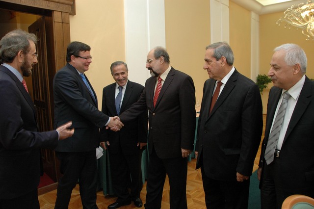 Irácký ministr obrany Sádún al-Dulejmí představuje Alexandru Vondrovi členy své delegace