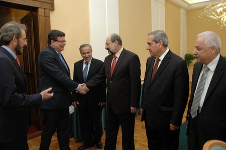 Irácký ministr obrany Sádún al-Dulejmí představuje Alexandru Vondrovi členy své delegace