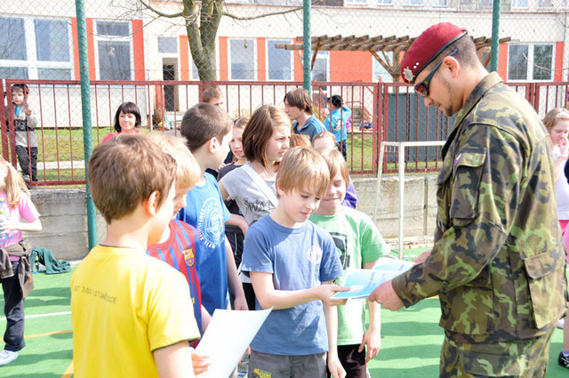 Za to, že děti soutěžily se zápalem a vysokým nasazením si zasloužily diplomy od vojáků