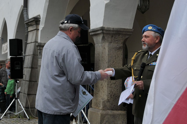Podplukovník v záloze Rudolf Krkoška přebírá ocenění od předsedy jihočeské organizace SVV pplk. v zál. Tibora Horvátha