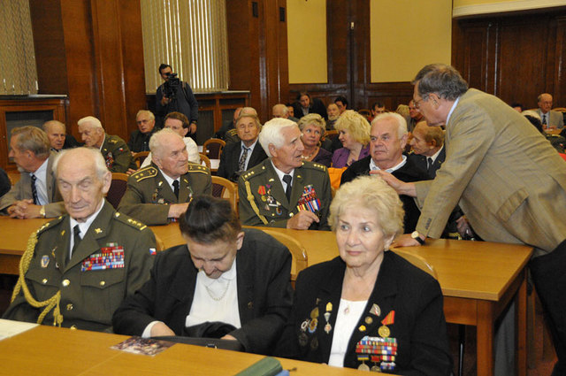 Slavnostní shromáždění v hlavním sále MO ČR je vždy příležitostí k setkání válečných kamarádů 