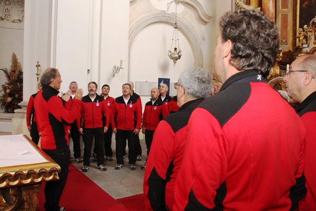  Italští alpinici vystoupili ve svých tradičních horských úborech 