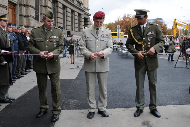 Slavnostní přestřižení pásky výstavy 65 let armádního sportu