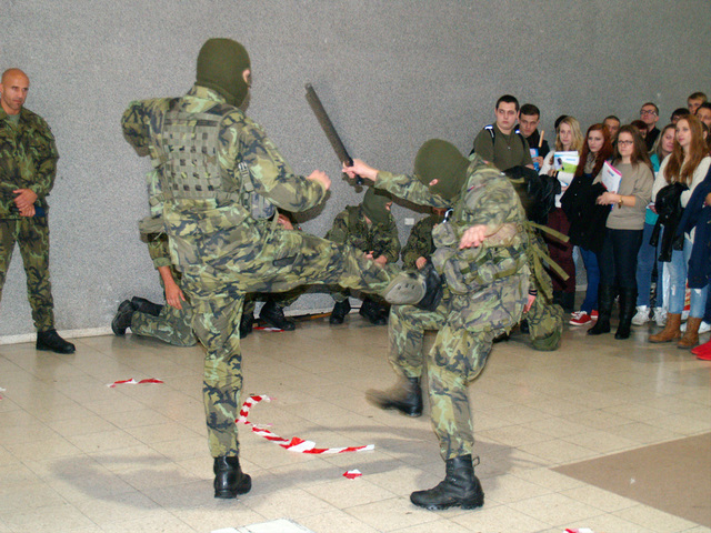 Zpestřením veletržního programu jsou ukázky studentů Univerzity obrany