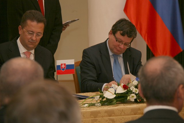 Podpis dohod a dodatků oběma ministry obrany