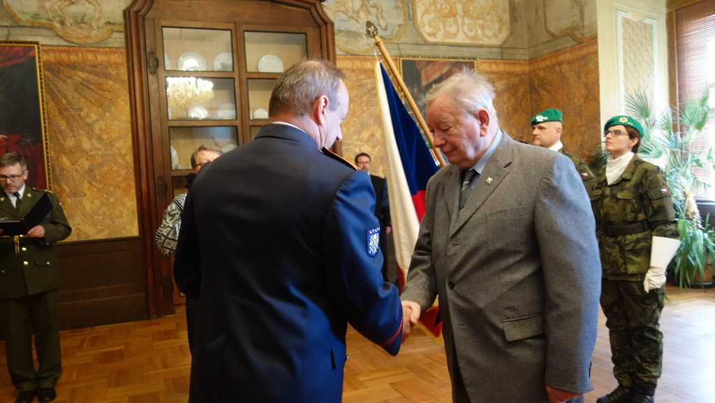 Náčelník Vojenské kanceláře prezidenta republiky generálmajor Jan Kaše udělil podplukovníkovi ve výslužbě Peteru Rusnákovi medaili generála Stanislava Čečka za udržování a šíření vojenských i nevojenských tradic České republiky. 