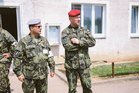   Řídící cvičení plukovník Karel Zapletal se zástupcem velitele Pozemních Sil generálem Ladislavem Jungem sledují činnost jedné cvičící jednotky