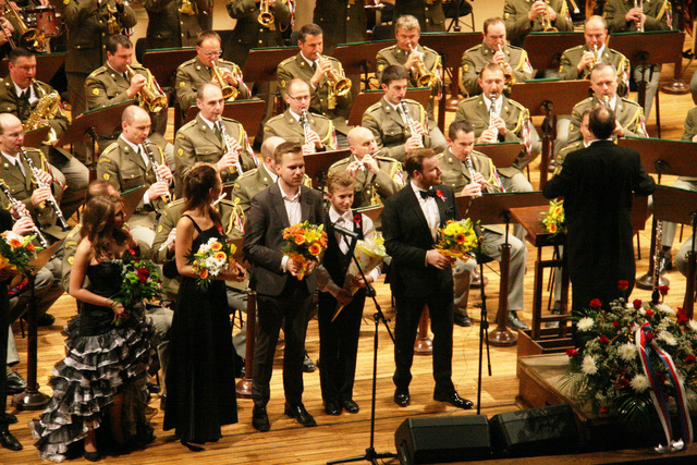  Závěrečná děkovačka pozvaných interpretů