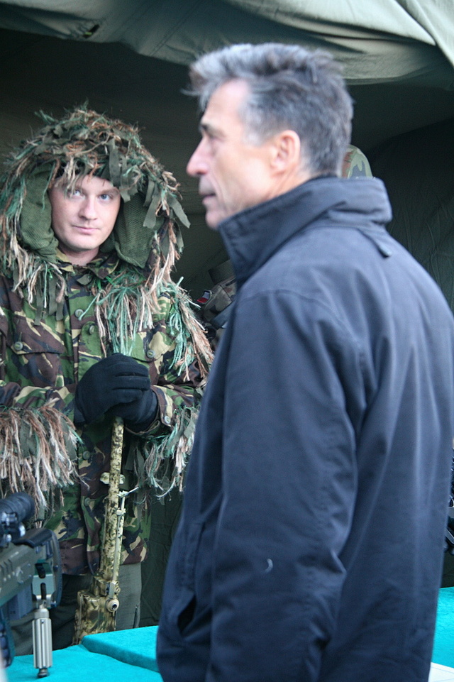  Generální tajemník NATO Anders Rasmunssen si prohlíží vystavené zbraně
