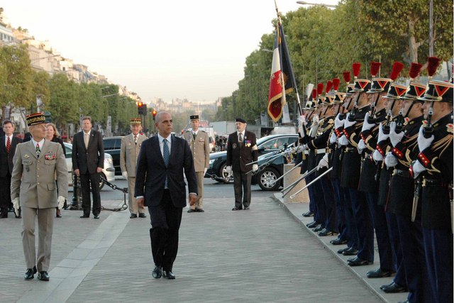 Přehlídku nastoupených jednotek provedl francouzský ministr pro veterány Kader Arif