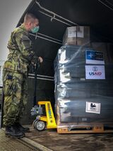 Do Česka dorazily plicní ventilátory poskytnuté NATO