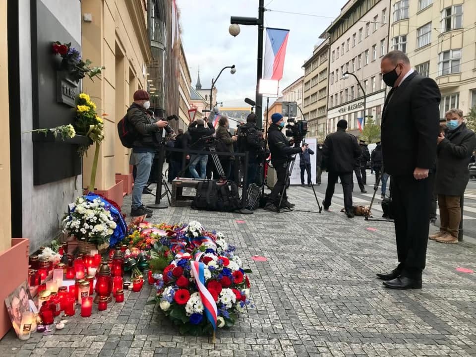 Náměstek Vladimír Müller nejprve položil kytici k pamětní desce na Národní třídě.
