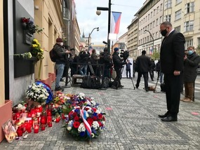 Náměstek Vladimír Müller nejprve položil kytici k pamětní desce na Národní třídě.