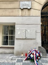 Pamětí deska Jana Opletala na budově Hlávkovy koleje.