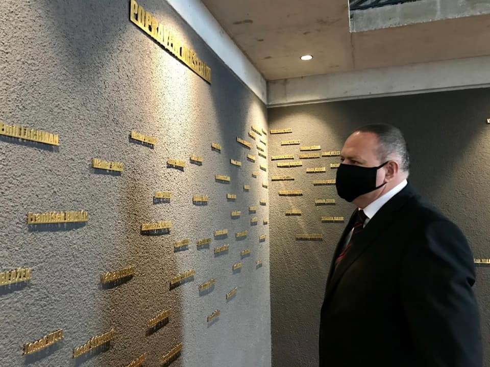 Jména zavražděných zaplnila víc než jednu stěnu jízdárny.