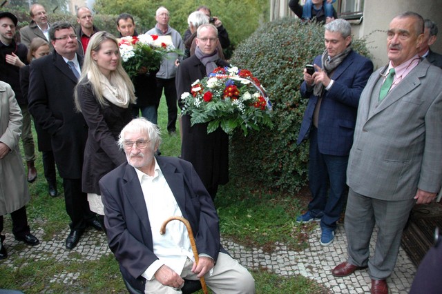 Odhalení pamětní desky se zúčastnil ministr zahraničních věcí Karel Schwarzenberg, Pavel Landovský, rodina Duškova a další přímí účastníci událostí vzniku Charty 77