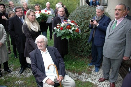 Odhalení pamětní desky se zúčastnil ministr zahraničních věcí Karel Schwarzenberg, Pavel Landovský, rodina Duškova a další přímí účastníci událostí vzniku Charty 77