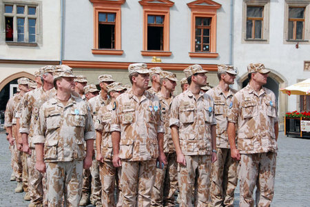 Příslušníci 3. kontingentu AČR KAIA při nástupu