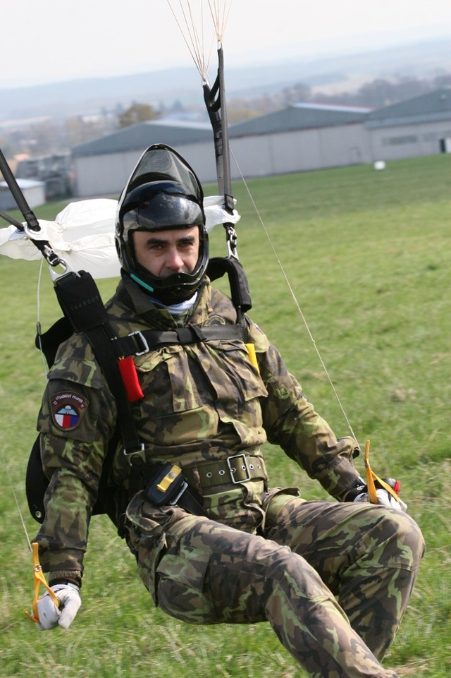 Instruktor výsadkové přípravy praporčík Jiří Kupčík těsně před přistáním