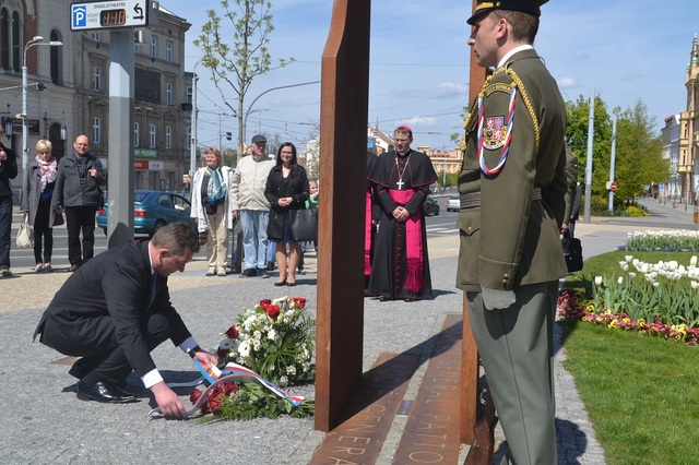 Státní tajemník v MO Petr Vančura při pietním aktu u památníku gen. Pattona