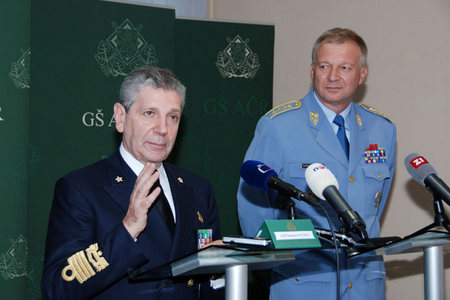 Admirál Giampaolo Di Paola a armádní generál Vlastimil Picek 