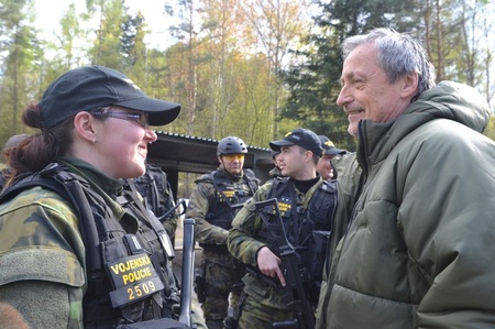 Ministr obrany v rozhovoru s vojenskou policistkou