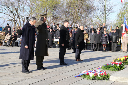 Ministr Stropnický a generál Bečvář vzdávají čest všem padlým veteránům