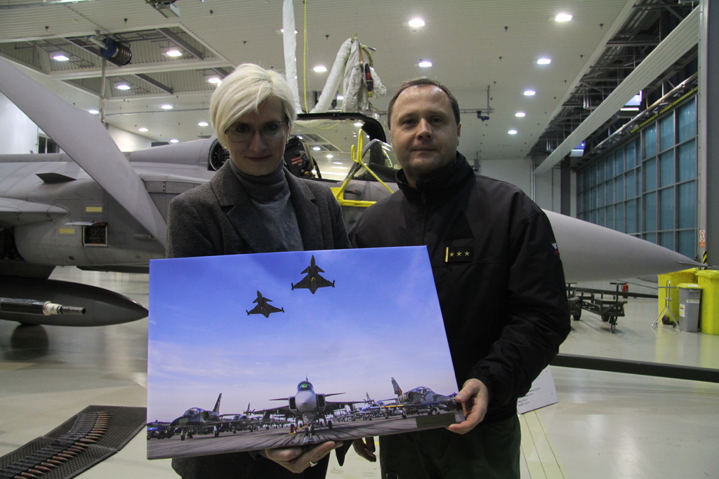Vojáci 21. zTL darovali ministryni obrany obraz s bojovými letouny