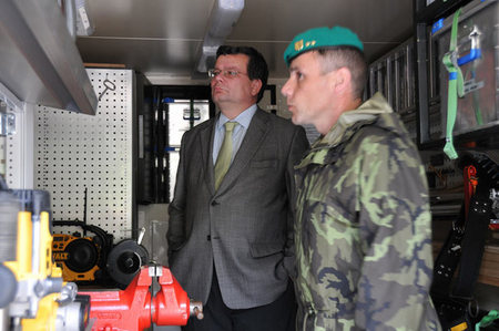 Ženisté ministrovi představili svou techniku 3