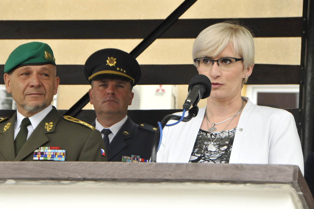  Ministryně obrany Karla Šlechtová v projevu sdělila, že příslušníci Posádkového velitelství Praha jsou výkladní skříní české armády a že na ně spoléhá