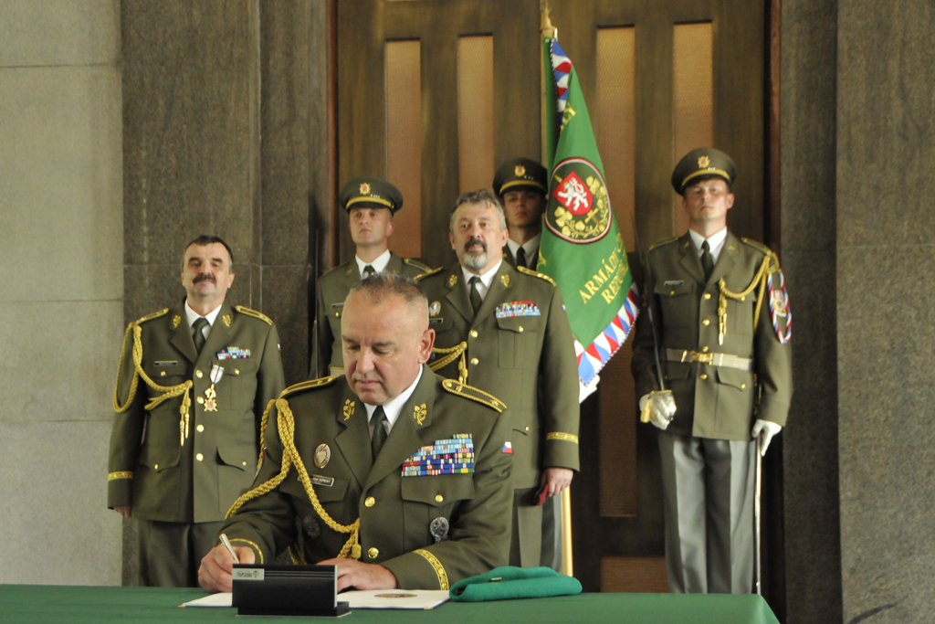  Brigádní generál Josef Kopecký podepisuje Protokol o předání a převzetí funkce velitele Pozemních sil AČR