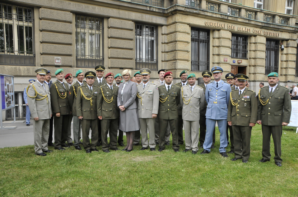 Společná fotografie ministryně obrany a armádních kaplanů