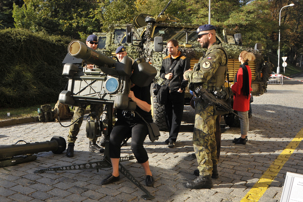 Lidé si mohli ozkoušet také protiletadlový raketový komplet krátkého dosahu RBS-70