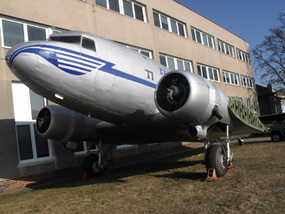 Letoun DC-3 Dakota jako symbol Československých aerolinií, když stál před 3. terminálem v pražské Ruzyni