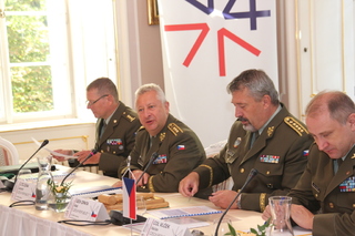  Jednání zahájil náčelník generální štábu Armády České republiky armádní generál Aleš Opata společně se svým prvním zástupcem generálporučíkem Jaromírem Zůnou