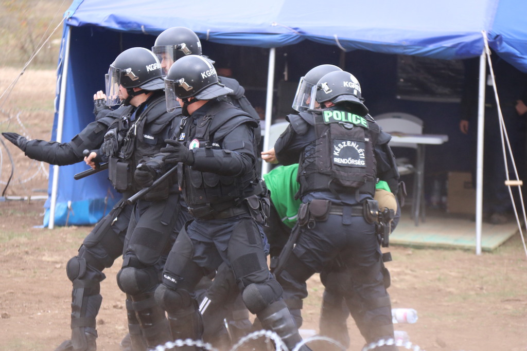 Na místo jsou povoláni policejní složky