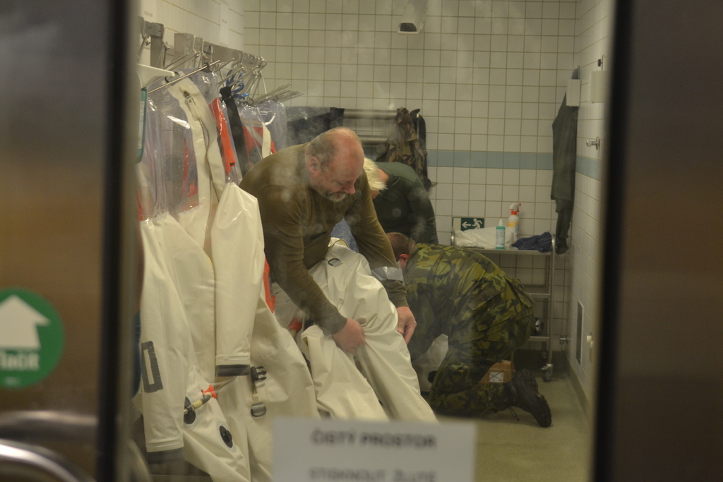 Ve správném oblékání, používání a svlékání ochranných pomůcek je veškerý zdravotnický personál perfektně proškolený