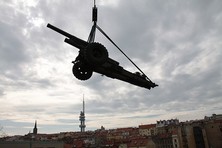 Houfnice se vznesla a usedla na nádvoří žižkovského muzea