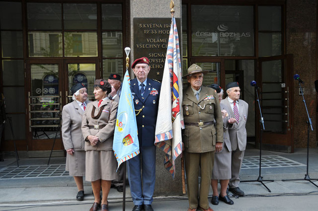 Před budovou Českého rozhlasu na pražské Vinohradské třídě