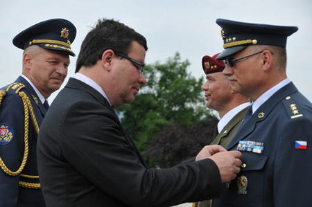Záslužné kříže ministra obrany přebírají (zprava) plukovník gšt. Jaromír Alan a podplukovník Ladislav Švejda